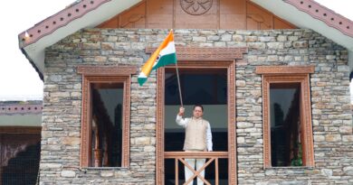 सीएम पुष्कर धामी ने मुख्यमंत्री आवास पर तिरंगा लगाकर दिया ‘हर घर तिरंगा’ का संदेश,  प्रदेशवासियों से की अपील, अपने घरों पर राष्ट्रध्वज अवश्य लगाएं