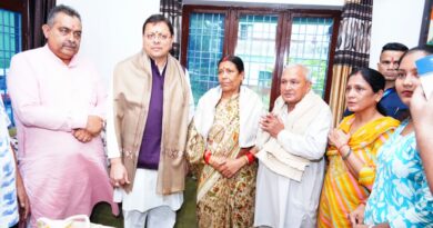 सीएम पुष्कर धामी ने  शहीद अमित  अणथ्वाल के भाऊवाला स्थित आवास पर पहुंचकर परिजनों से की भेंट, किया सम्मानित