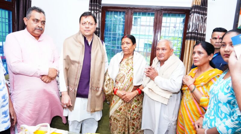 सीएम पुष्कर धामी ने  शहीद अमित  अणथ्वाल के भाऊवाला स्थित आवास पर पहुंचकर परिजनों से की भेंट, किया सम्मानित