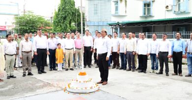 स्वतंत्रता दिवस पर सूचना विभाग परिसर में महानिदेशक बंशीधर तिवारी ने किया ध्वजारोहण,स्वतंत्रता सेनानियों के त्याग और बलिदान का किया स्मरण 