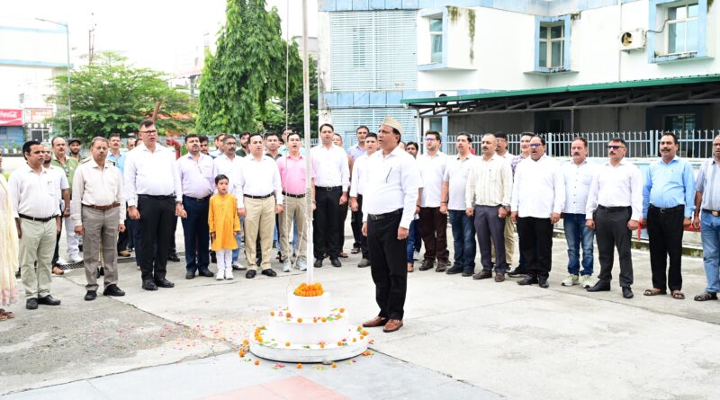 स्वतंत्रता दिवस पर सूचना विभाग परिसर में महानिदेशक बंशीधर तिवारी ने किया ध्वजारोहण,स्वतंत्रता सेनानियों के त्याग और बलिदान का किया स्मरण 