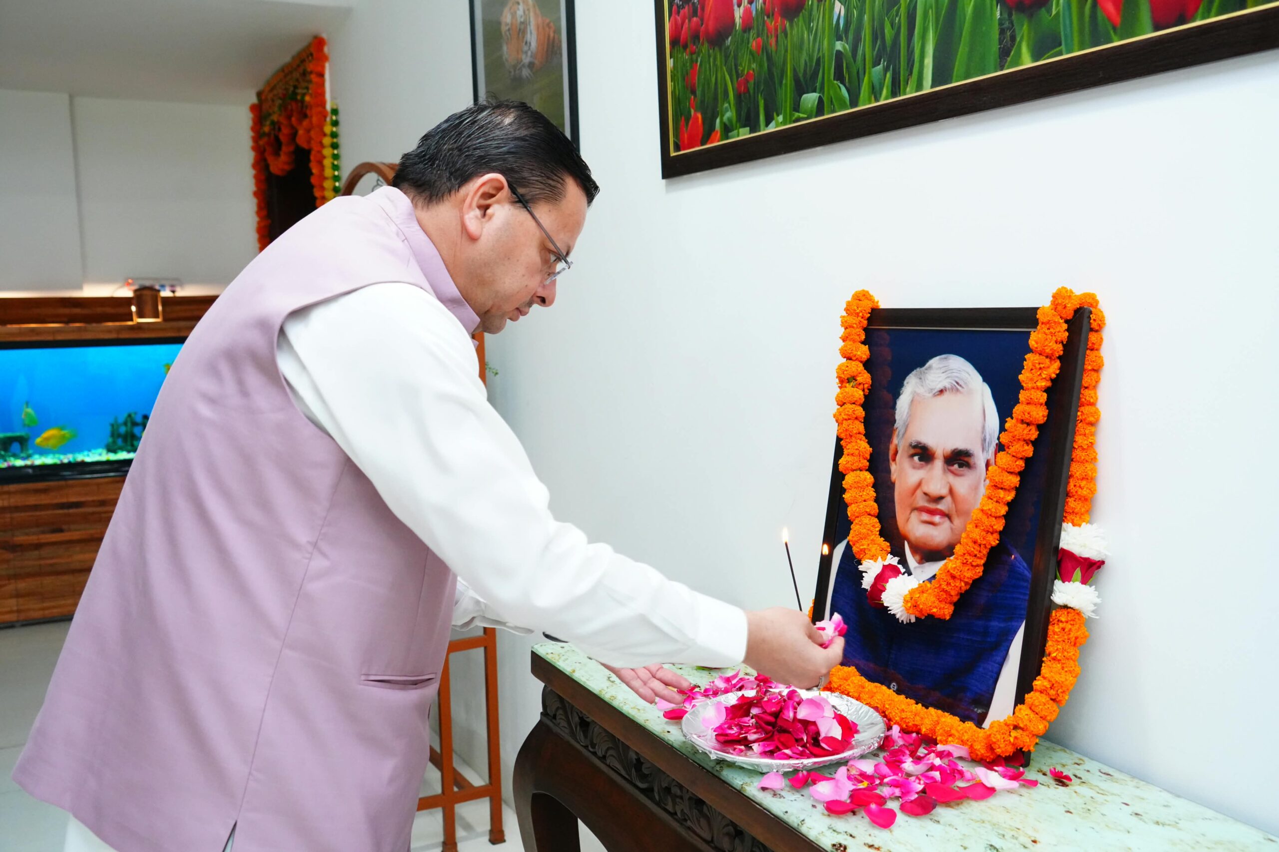मुख्यमंत्री धामी ने पूर्व प्रधानमंत्री एवं भारत रत्न   वाजपेयी की पुण्यतिथि पर  अर्पित किए श्रद्धा सुमन, कहा – अटल ने अपने सार्वजनिक जीवन में राष्ट्रसेवा, सुशासन, राष्ट्रीय एकता और लोकतांत्रिक आदर्शों को सर्वोच्च दी प्राथमिकता 