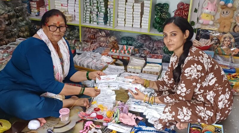 महिला सशक्तिकरण और आत्मनिर्भरता –  मालदेवता में सास-बहू की जोड़ी ने राखी कारोबार से मचाई धूम,दून के मॉल और सचिवालय में लगेंगे स्टॉल  एनआरएलएम से जुड़ी ग्रामीण महिलाएं राखी निर्माण से कर रहीं अच्छा कारोबार