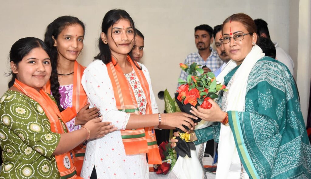 युवा संवाद कार्यक्रम में शामिल हुईं कैबिनेट मंत्री रेखा आर्या, युवाओं को अधिकारों के साथ कर्तव्यों का भी निर्वहन करना होगा