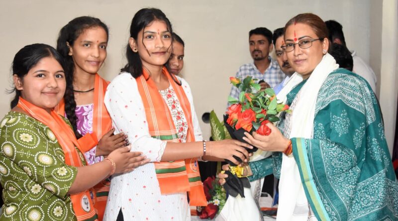 युवा संवाद कार्यक्रम में शामिल हुईं कैबिनेट मंत्री रेखा आर्या, युवाओं को अधिकारों के साथ कर्तव्यों का भी निर्वहन करना होगा