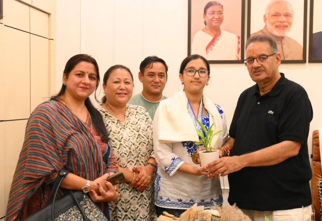 कैबिनेट मंत्री  जोशी ने शूटिंग में गोल्ड मेडल जीतने वाली अनुष्का ओटानी को किया सम्मानित, आगामी राष्ट्रीय स्तर की प्रतियोगिता के लिए दी शुभकामनाएं