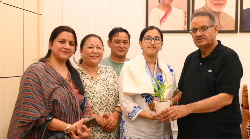 कैबिनेट मंत्री  जोशी ने शूटिंग में गोल्ड मेडल जीतने वाली अनुष्का ओटानी को किया सम्मानित, आगामी राष्ट्रीय स्तर की प्रतियोगिता के लिए दी शुभकामनाएं