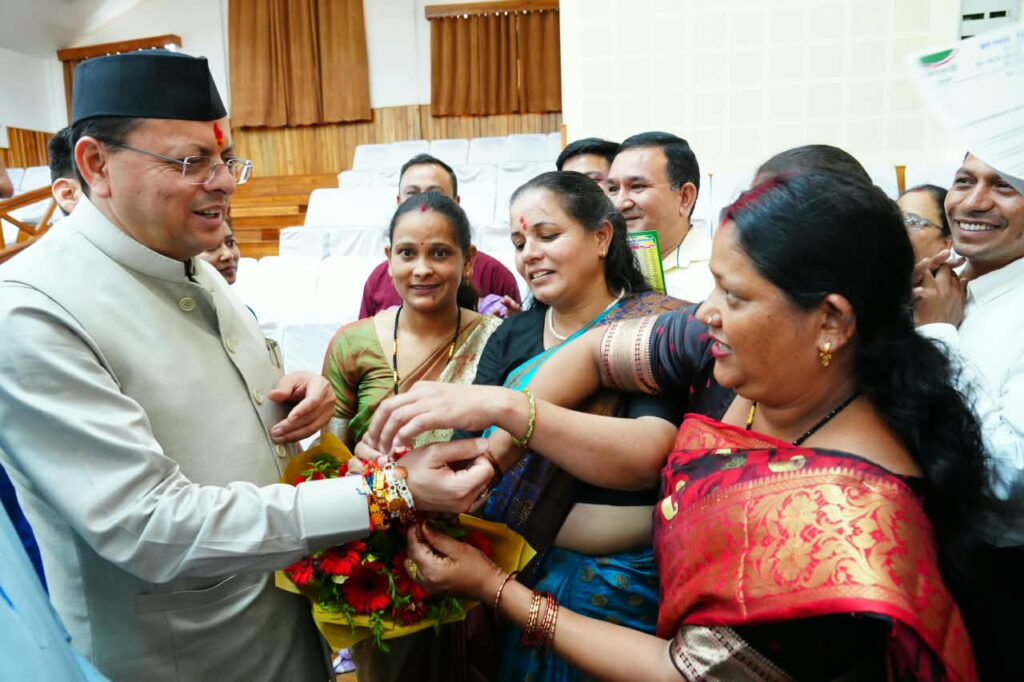 सीएम पुष्कर धामी  को महिलाओं ने बांधा रक्षा सूत्र,  मुख्यमंत्री ने दी सभी को रक्षा बन्धन की शुभकामनाएं