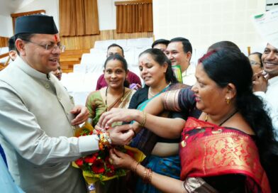 सीएम पुष्कर धामी  को महिलाओं ने बांधा रक्षा सूत्र,  मुख्यमंत्री ने दी सभी को रक्षा बन्धन की शुभकामनाएं