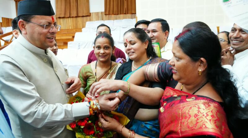 सीएम पुष्कर धामी  को महिलाओं ने बांधा रक्षा सूत्र,  मुख्यमंत्री ने दी सभी को रक्षा बन्धन की शुभकामनाएं