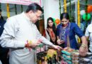सीएम धामी ने किया स्वयं सहायता समूहों के लगाए गए स्टॉलों का शुभारंभ , कहा – अगले वर्ष से रक्षाबंधन के 15 दिन पूर्व शुरू होगा ‘मुख्यमंत्री सशक्त बहना उत्सव’, पखवाड़े के रूप में होगा आयोजित 