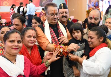 मसूरी में धूमधाम से मनाया गया रक्षाबंधन समारोह- हजारों बहनों ने कैबिनेट मंत्री जोशी की कलाई पर बांधा रक्षा सूत्र, दीर्घायु की कामना मसूरी में धूमधाम से मनाया गया रक्षाबंधन समारोह- हजारों बहनों ने कैबिनेट मंत्री जोशी की कलाई पर बांधा रक्षा सूत्र, दीर्घायु की कामना