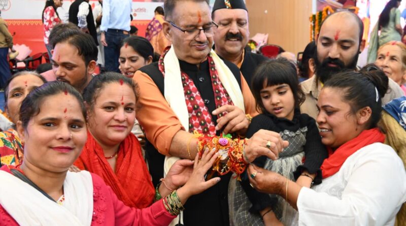मसूरी में धूमधाम से मनाया गया रक्षाबंधन समारोह-  हजारों बहनों ने कैबिनेट मंत्री जोशी की कलाई पर बांधा रक्षा सूत्र, दीर्घायु की कामना