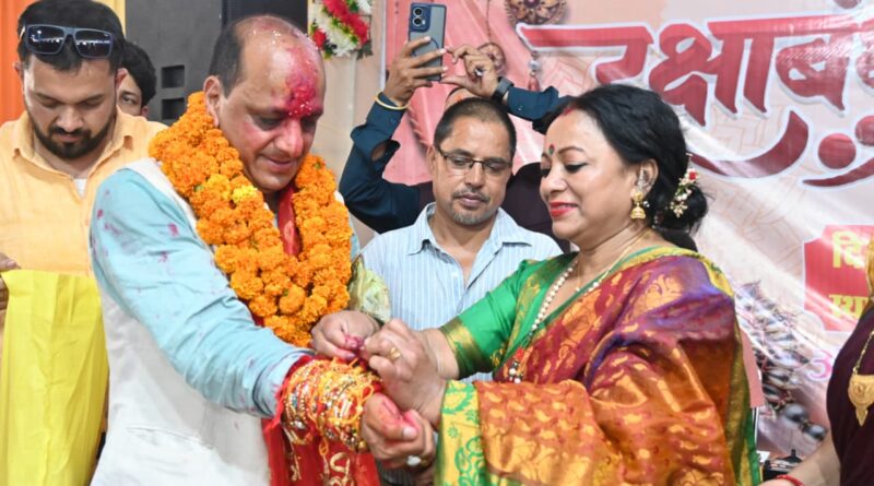 उत्तरकाशी – बड़कोट में रक्षाबंधन पर्व पर उमड़ा बहनों का सैलाब, मनवीर चौहान को बांधी राखी, कहा – इस परंपरा और भाई-बहन के पवित्र रिश्ते को संजोए रखना हम सभी की जिम्मेदारी