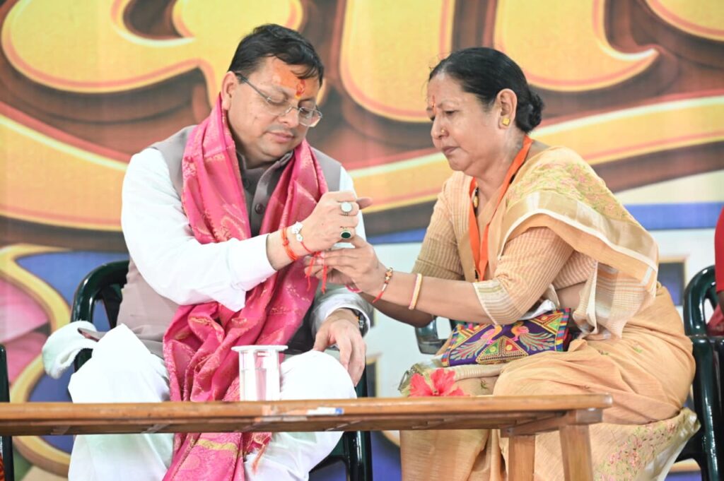 चकरपुर स्टेडियम में आयोजित रक्षा बंधन समारोह में शामिल हुए सीएम पुष्कर धामी ,  प्रदेश के मुखिया ने पुष्प वर्षा कर किया मातृशक्ति का स्वागत , बहनों से बंधवाई राखी