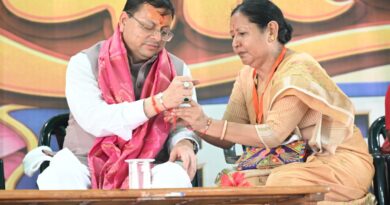 चकरपुर स्टेडियम में आयोजित रक्षा बंधन समारोह में शामिल हुए सीएम पुष्कर धामी ,  प्रदेश के मुखिया ने पुष्प वर्षा कर किया मातृशक्ति का स्वागत , बहनों से बंधवाई राखी