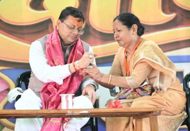 चकरपुर स्टेडियम में आयोजित रक्षा बंधन समारोह में शामिल हुए सीएम पुष्कर धामी ,  प्रदेश के मुखिया ने पुष्प वर्षा कर किया मातृशक्ति का स्वागत , बहनों से बंधवाई राखी