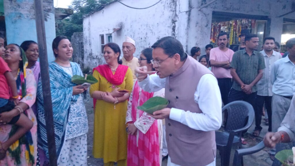 मुख्यमंत्री धामी ने ‘लोकल फॉर वोकल’ को दिया प्रोत्साहन, लोहियाहेड में पैदल पहुंचकर स्थानीय स्टॉल पर लिया टिक्की का स्वाद