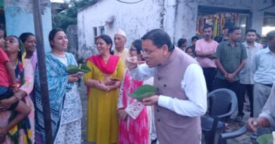 मुख्यमंत्री धामी ने ‘लोकल फॉर वोकल’ को दिया प्रोत्साहन, लोहियाहेड में पैदल पहुंचकर स्थानीय स्टॉल पर लिया टिक्की का स्वाद