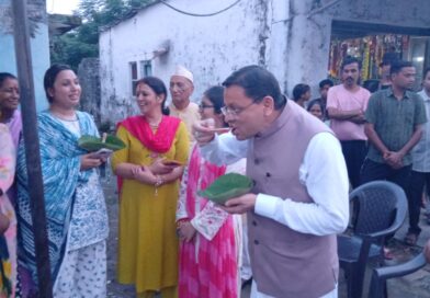 मुख्यमंत्री धामी ने ‘लोकल फॉर वोकल’ को दिया प्रोत्साहन, लोहियाहेड में पैदल पहुंचकर स्थानीय स्टॉल पर लिया टिक्की का स्वाद