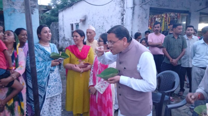 मुख्यमंत्री धामी ने ‘लोकल फॉर वोकल’ को दिया प्रोत्साहन, लोहियाहेड में पैदल पहुंचकर स्थानीय स्टॉल पर लिया टिक्की का स्वाद