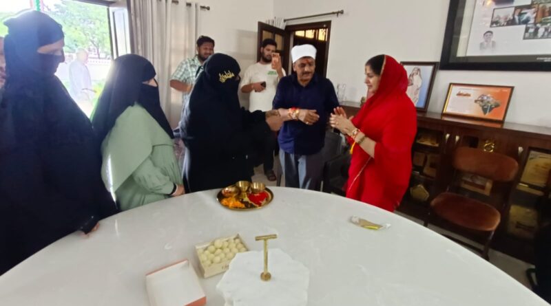 भाजपा प्रदेश कार्य समिति सदस्य जोगिंदर पुंडीर को उनके आवास पर आकर सैकड़ों मुस्लिम बहनों ने बांधी राखी, कहा , रक्षाबंधन भाई-बहन के अटूट प्रेम, विश्वास, स्नेह, समर्पण और सुरक्षा के संकल्प का पावन पर्व