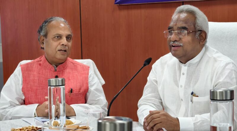 आपदा प्रबंधन एवं पुनर्वास मंत्री मदन कौशिक ने दिए नदियों के जलस्तर पर 24 घंटे निगरानी के निर्देश –  तटीय क्षेत्रों में रहने वाले लोगों को लगातार जागरूक किया जाए
