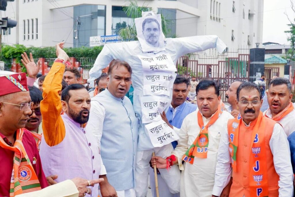 भाजपा एससी मोर्चा ने प्रदेशभर में राहुल गांधी का पुतला दहन कर किया प्रदर्शन, कहा –  कांग्रेस नेता ने झूठे जातिवादी आरोप से देवभूमि को बदनाम करने का पाप किया