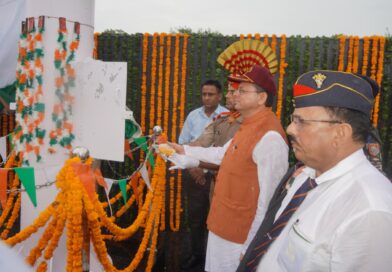 सीमांत क्षेत्र में शहीद स्मारक एवं विशाल तिरंगे का लोकार्पण, सीएम पुष्कर धामी ने वीर शहीदों को किया नमन, कहा – नेपाल-भारत सीमा पर स्थापित शहीद स्मारक देश सेवा, त्याग और बलिदान का प्रतीक