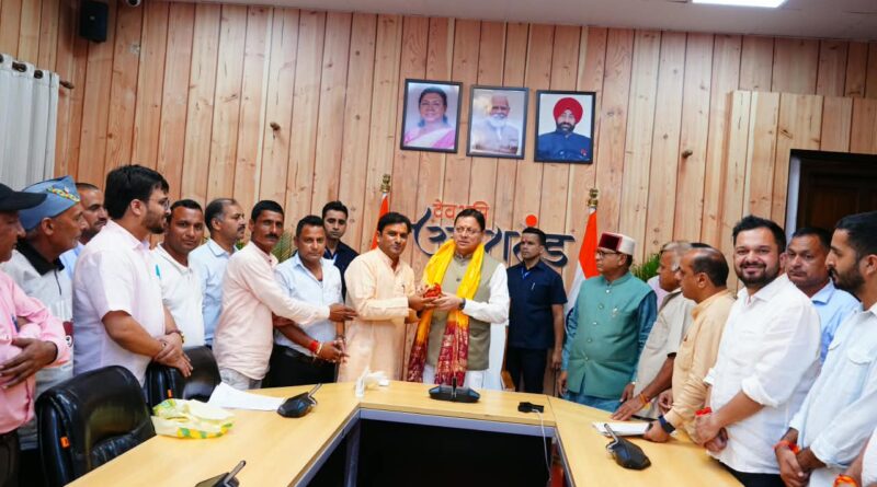 सीएम पुष्कर धामी के आश्वासन के बाद 17 दिनों से चल रहा बनचौरा का धरना समाप्त, कैबिनेट मंत्री खजान दास व भाजपा प्रदेश मीडिया प्रभारी मनवीर चौहान के नेतृत्व में मिला प्रतिनिधिमंडल 
