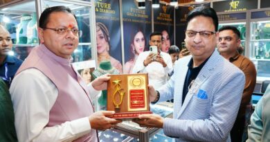 मुख्यमंत्री धामी ने देहरादून में सर्राफ मंडल की भव्य एग्जीबिशन का किया अवलोकन,आभूषणों, पारंपरिक डिजाइनों और स्वर्णकारों की कला एवं हुनर को सराहा 