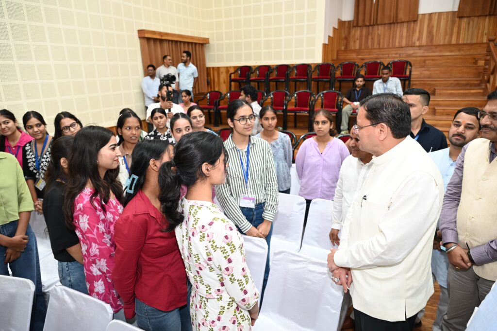 धामी सरकार की  युवाओं को एक और बड़ी सौगात -उत्तराखंड के मुखिया ने किया ‘मुख्यमंत्री युवा भविष्य निर्माण योजना’ का आगाज़, कहा – संसाधनों और अवसरों की कमी किसी प्रतिभाशाली युवा के सपनों की राह में नहीं बनेगी बाधा