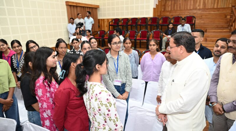 धामी सरकार की  युवाओं को एक और बड़ी सौगात -उत्तराखंड के मुखिया ने किया ‘मुख्यमंत्री युवा भविष्य निर्माण योजना’ का आगाज़, कहा – संसाधनों और अवसरों की कमी किसी प्रतिभाशाली युवा के सपनों की राह में नहीं बनेगी बाधा