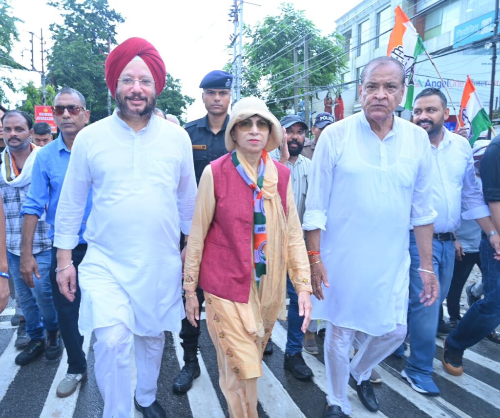कांग्रेसियों ने किया मुख्यमंत्री आवास कूच , प्रदेश प्रभारी कुमारी शैलजा ने कहा, पार्टी के राष्ट्रीय अध्यक्ष मल्लिकार्जुन खड़गे का अपमान लोकतांत्रिक और संवैधानिक मूल्यों का अपमान 