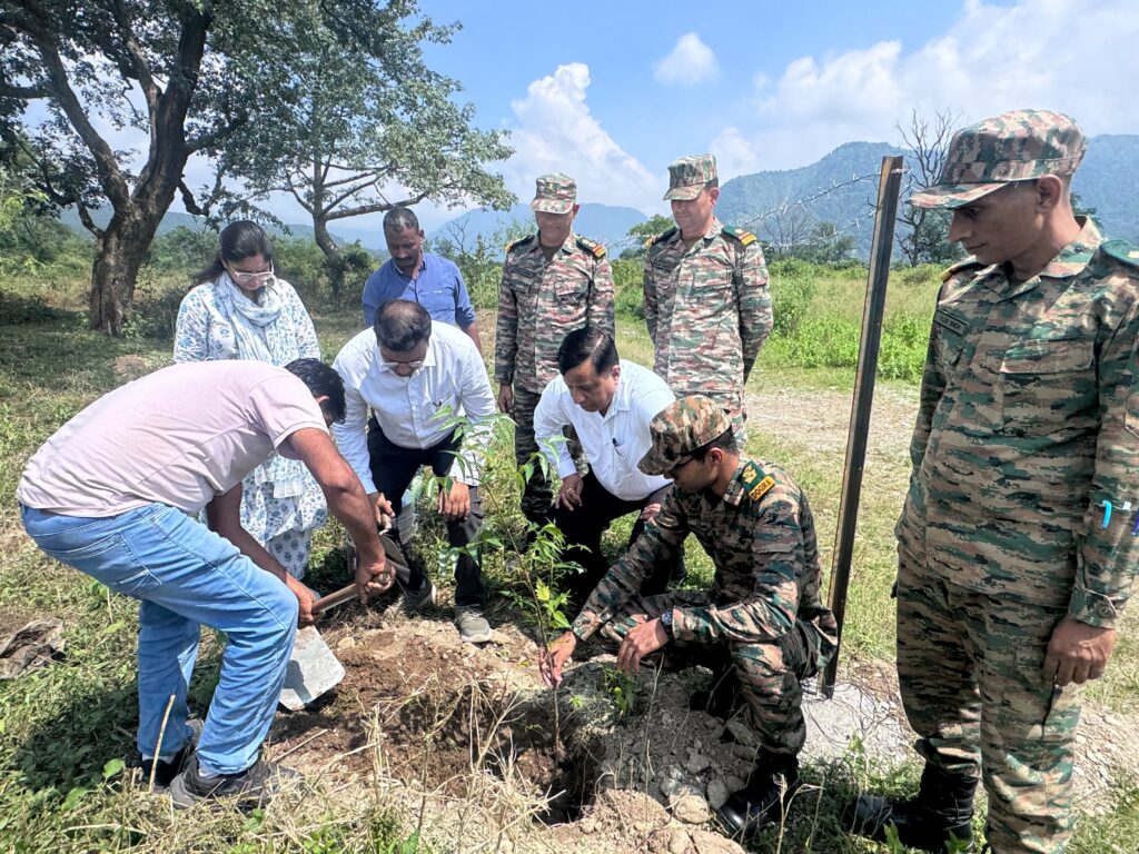 विकास के साथ पर्यावरण संरक्षण को प्राथमिकता – एमडीडीए वीसी तिवारी के नेतृत्व में  रायपुर आर्मी फायरिंग रेंज में फलदार और जड़ी-बूटी वाले पौधों का किया गया रोपण, सुरक्षा के लिए वायरिंग और दो साल के रखरखाव की व्यवस्था