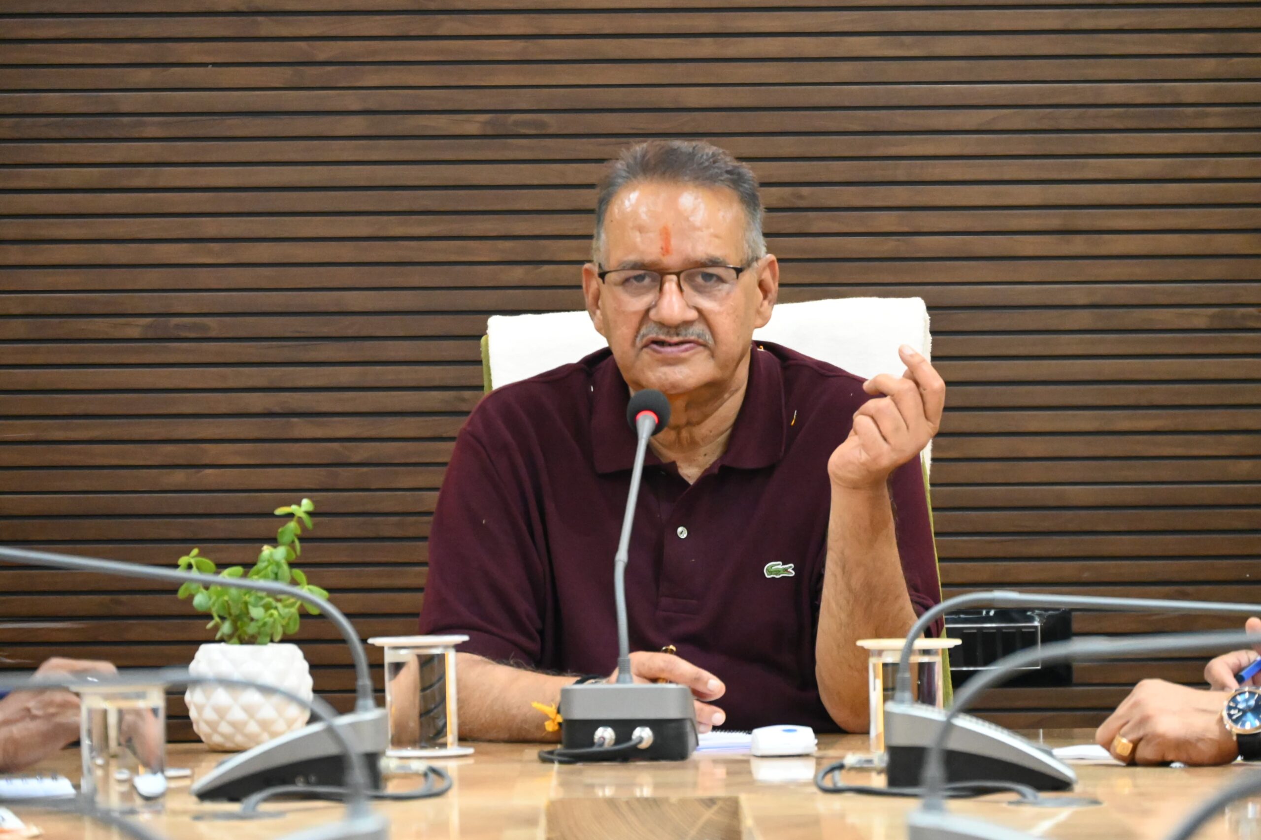 कैबिनेट मंत्री  जोशी ने वीडियो कॉन्फ्रेंसिंग के माध्यम से की केदारनाथ धाम यात्रा व्यवस्थाओं की समीक्षा , कहा – श्रद्धालुओं की सुविधा एवं सुरक्षा सर्वाेच्च प्राथमिकता