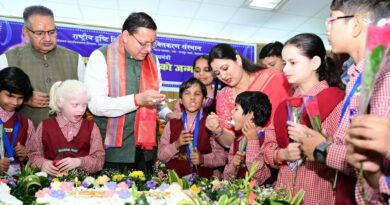 अपने जन्मदिन पर सीएम पुष्कर धामी ने दिव्यांग बच्चों के बीच जाकर बांटी खुशियां,कहा – बच्चों के बीच बिताया गया समय जीवन को देता है नई ऊर्जा और प्रेरणा अपने जन्मदिन पर सीएम पुष्कर धामी ने दिव्यांग बच्चों के बीच जाकर बांटी खुशियां,कहा – बच्चों के बीच बिताया गया समय जीवन को देता है नई ऊर्जा और प्रेरणा