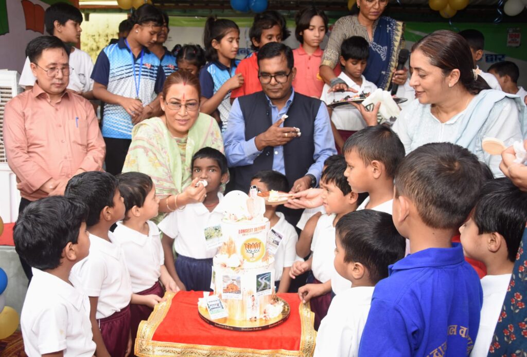 कैबिनेट मंत्री रेखा आर्या ने राजकीय शिशु सदन के बच्चों के साथ केक काटकर मनाया सीएम धामी का जन्मदिन , बच्चों ने की अपने मामा के दीर्घायु जीवन की कामना 