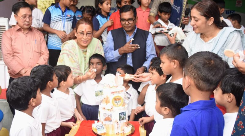 कैबिनेट मंत्री रेखा आर्या ने राजकीय शिशु सदन के बच्चों के साथ केक काटकर मनाया सीएम धामी का जन्मदिन , बच्चों ने की अपने मामा के दीर्घायु जीवन की कामना 