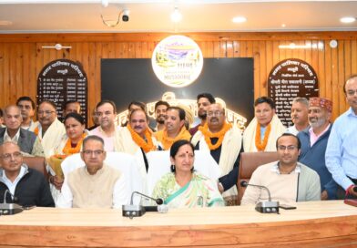 मुख्य अतिथि कैबिनेट मंत्री जोशी की मौजूदगी में मसूरी नगर पालिका परिषद में मनोनीत पांच सदस्यों को अध्यक्ष मीरा सकलानी ने दिलाई पद व गोपनीयता की शपथ मुख्य अतिथि कैबिनेट मंत्री जोशी की मौजूदगी में मसूरी नगर पालिका परिषद में मनोनीत पांच सदस्यों को अध्यक्ष मीरा सकलानी ने दिलाई पद व गोपनीयता की शपथ