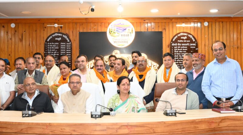 मुख्य अतिथि कैबिनेट मंत्री जोशी की मौजूदगी में मसूरी नगर पालिका परिषद में मनोनीत पांच सदस्यों को अध्यक्ष मीरा सकलानी ने दिलाई पद व गोपनीयता की शपथ मुख्य अतिथि कैबिनेट मंत्री जोशी की मौजूदगी में मसूरी नगर पालिका परिषद में मनोनीत पांच सदस्यों को अध्यक्ष मीरा सकलानी ने दिलाई पद व गोपनीयता की शपथ
