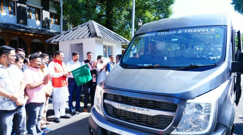 उत्तराखण्ड और अन्य राज्यों के युवाओं के बीच संवाद और अनुभवों के आदान-प्रदान को दिया जाएगा बढ़ावा :  मुख्यमंत्री  धामी ने  हरियाणा भ्रमण पर जा रहे राज्य के युवाओं को किया रवाना