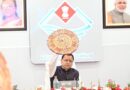 कैबिनेट बैठक के दौरान मुख्यमंत्री पुष्कर धामी एवं मंत्रिमंडल के सदस्यों को देवभूमि की लोक परंपरा की अनमोल धरोहर ‘फर्रा/छन्तोली’ की गई भेंट कैबिनेट बैठक के दौरान मुख्यमंत्री पुष्कर धामी एवं मंत्रिमंडल के सदस्यों को देवभूमि की लोक परंपरा की अनमोल धरोहर ‘फर्रा/छन्तोली’ की गई भेंट