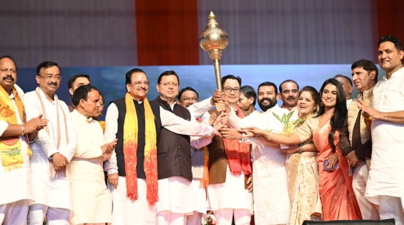 उत्तराखंड आदि रंगोत्सव : खटीमा में बिखरे सांस्कृतिक विविधता के रंग,पारंपरिक रंग में रंगे मुख्यमंत्री धामी, कलाकारों के साथ थिरके और खुद बजाया ढोल,फिल्म ‘हनुमान अंश’ के कलाकारों को किया सम्मानित