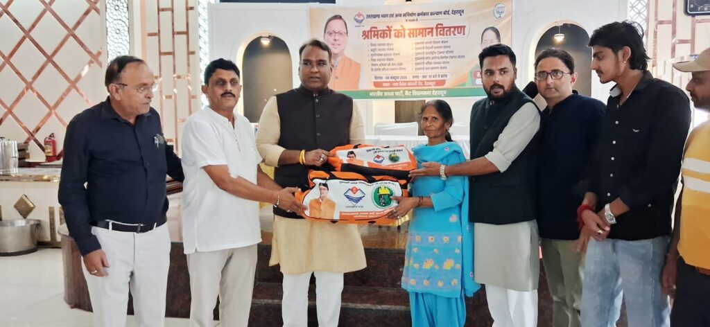 सेवा संकल्प अभियान : कैंट विधानसभा में आयोजित किया गया ब्लड डोनेट कैंप, वरिष्ठ भाजपा नेता व क्रीडा भारती  प्रदेश अध्यक्ष जोगेन्द्र  पुण्डीर ने   श्रमिकों को वितरित किया  सामान