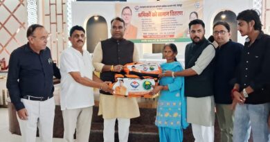सेवा संकल्प अभियान : कैंट विधानसभा में आयोजित किया गया ब्लड डोनेट कैंप, वरिष्ठ भाजपा नेता व क्रीडा भारती प्रदेश अध्यक्ष जोगेन्द्र पुण्डीर ने श्रमिकों को वितरित किया सामान सेवा संकल्प अभियान : कैंट विधानसभा में आयोजित किया गया ब्लड डोनेट कैंप, वरिष्ठ भाजपा नेता व क्रीडा भारती प्रदेश अध्यक्ष जोगेन्द्र पुण्डीर ने श्रमिकों को वितरित किया सामान