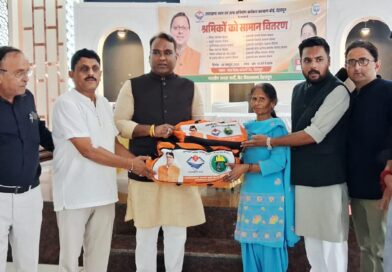 सेवा संकल्प अभियान : कैंट विधानसभा में आयोजित किया गया ब्लड डोनेट कैंप, वरिष्ठ भाजपा नेता व क्रीडा भारती प्रदेश अध्यक्ष जोगेन्द्र पुण्डीर ने श्रमिकों को वितरित किया सामान सेवा संकल्प अभियान : कैंट विधानसभा में आयोजित किया गया ब्लड डोनेट कैंप, वरिष्ठ भाजपा नेता व क्रीडा भारती प्रदेश अध्यक्ष जोगेन्द्र पुण्डीर ने श्रमिकों को वितरित किया सामान