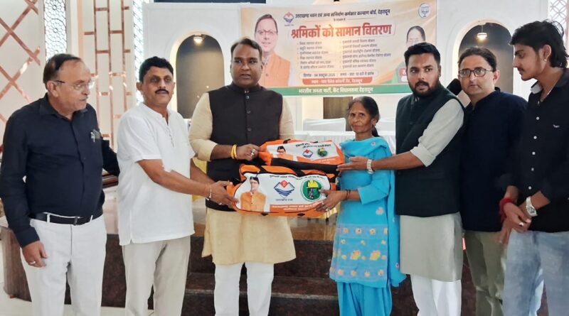 सेवा संकल्प अभियान : कैंट विधानसभा में आयोजित किया गया ब्लड डोनेट कैंप, वरिष्ठ भाजपा नेता व क्रीडा भारती प्रदेश अध्यक्ष जोगेन्द्र पुण्डीर ने श्रमिकों को वितरित किया सामान सेवा संकल्प अभियान : कैंट विधानसभा में आयोजित किया गया ब्लड डोनेट कैंप, वरिष्ठ भाजपा नेता व क्रीडा भारती प्रदेश अध्यक्ष जोगेन्द्र पुण्डीर ने श्रमिकों को वितरित किया सामान