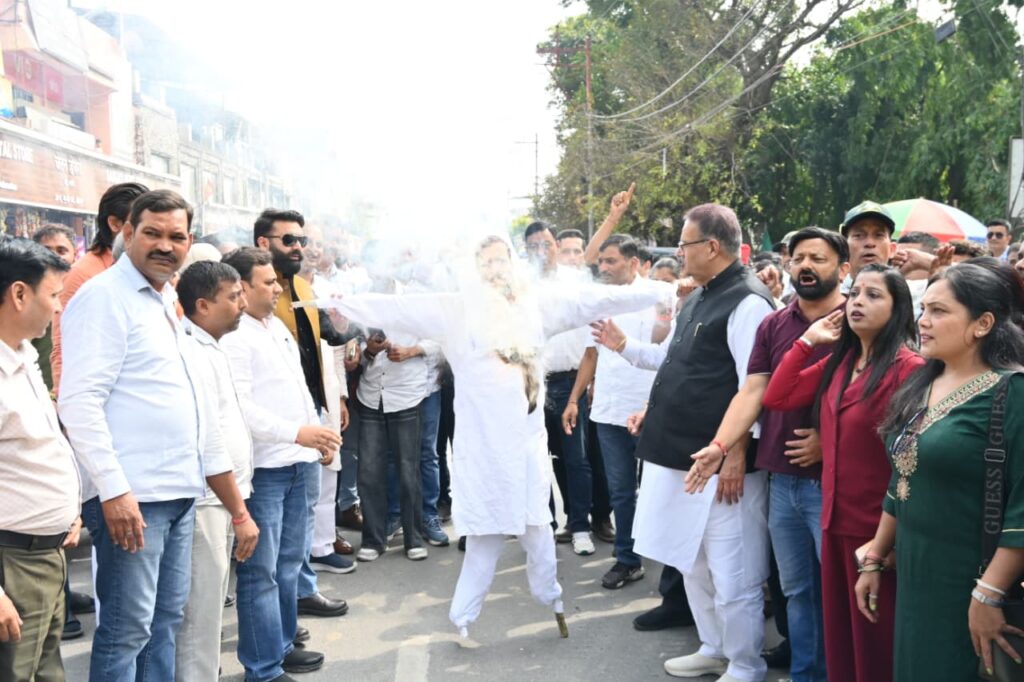 राहुल गांधी की बयानबाजी के विरोध में हाथीबड़कला में किया पुतला दहन, कहा –  देश की सुरक्षा और सेना के सम्मान के विषयों पर ऐसे गैर-जिम्मेदार बयान उचित नहीं