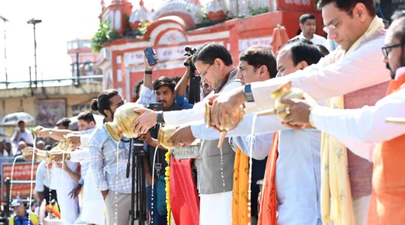 प्रधानमंत्री  मोदी के सार्वजनिक सेवा के 25 वर्ष पूर्ण होने पर मुख्यमंत्री धामी ने मंत्रिमंडल के सहयोगियों के साथ हरकी पैड़ी पर किया गंगा पूजन एवं आरती